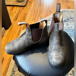Women’s US size 9 Blundstone Chelsea boots. Nearly brand new!